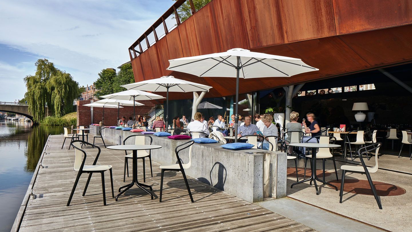 BELLEVILLE TABLE